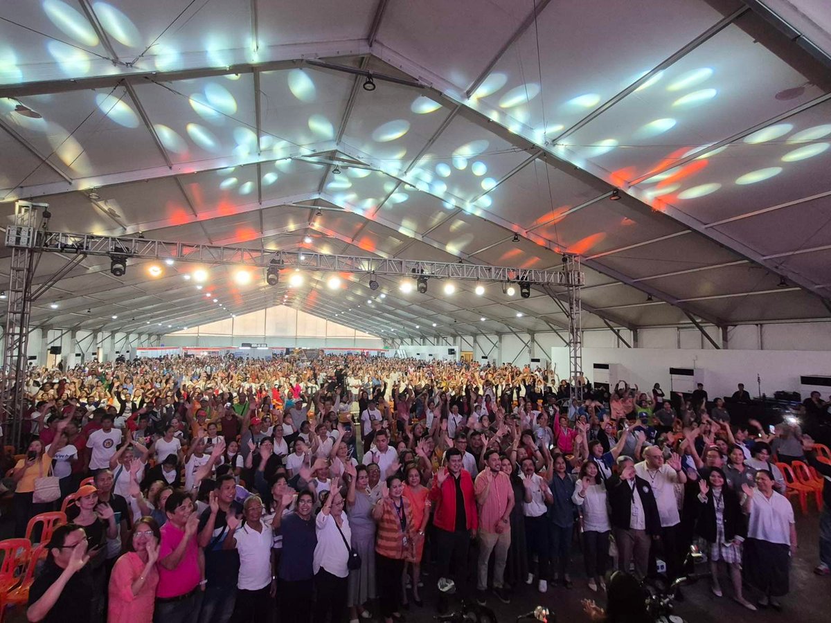 The Villar Family with the OFWs and their familys during the 14th OFW and Family Summit at the Tent, Villar Sipag Center, Las Piñas