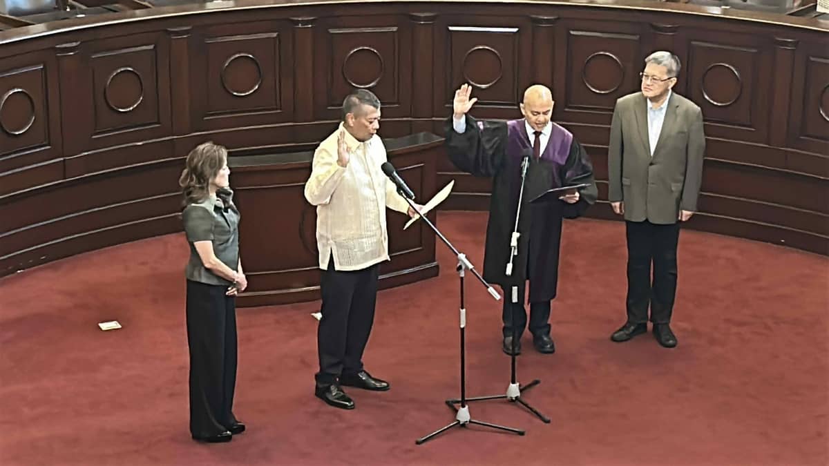 Jesus Crispin "Boying" Remulla takes his oath as the new Ombudsman.