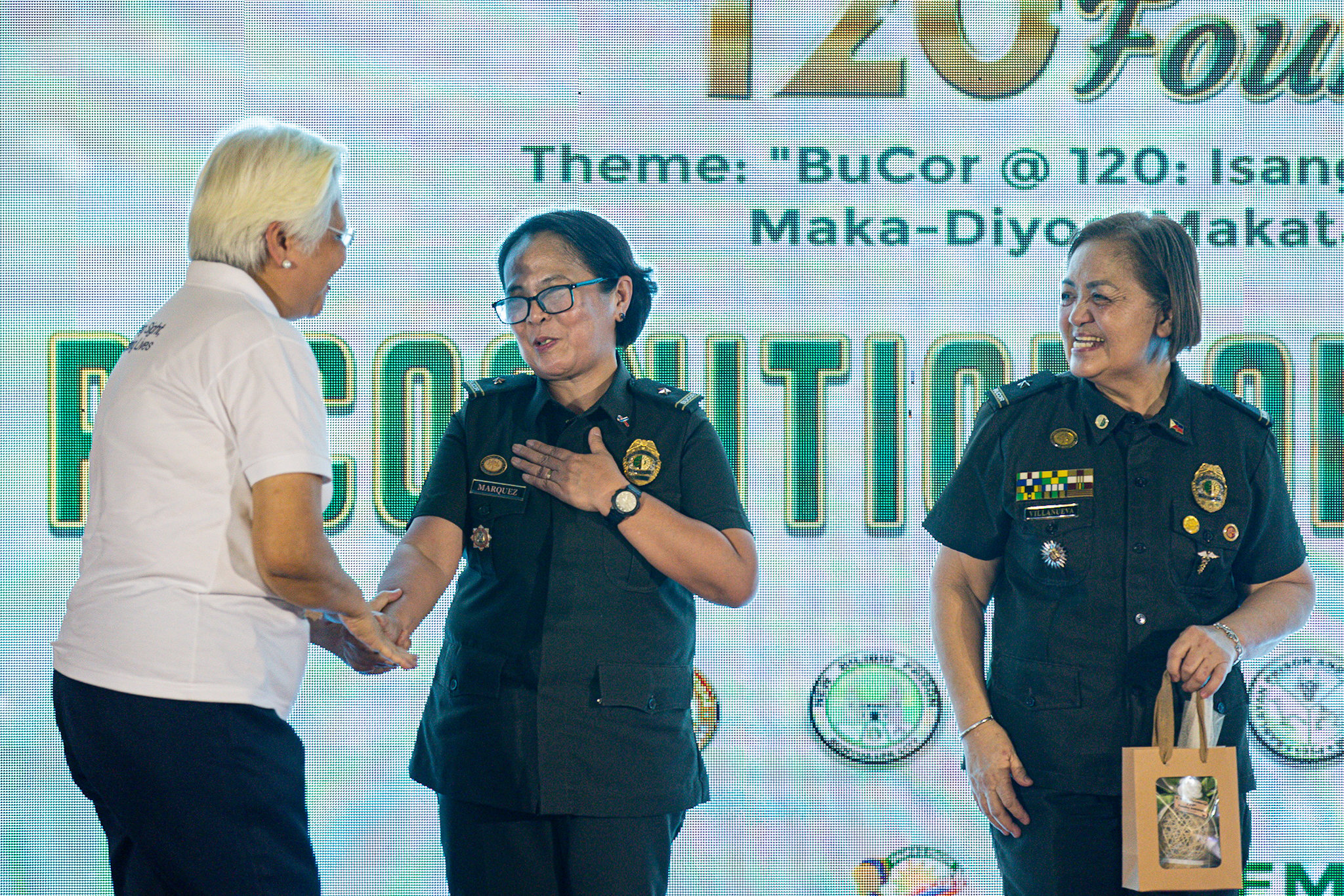 DR. Bernardita C. Navarro (left), medical director of the Tzu Chi Eye Center, thanks Maria Fe R. Marquez, head executive assistant of the Office of the Director General of BuCor, for the award.