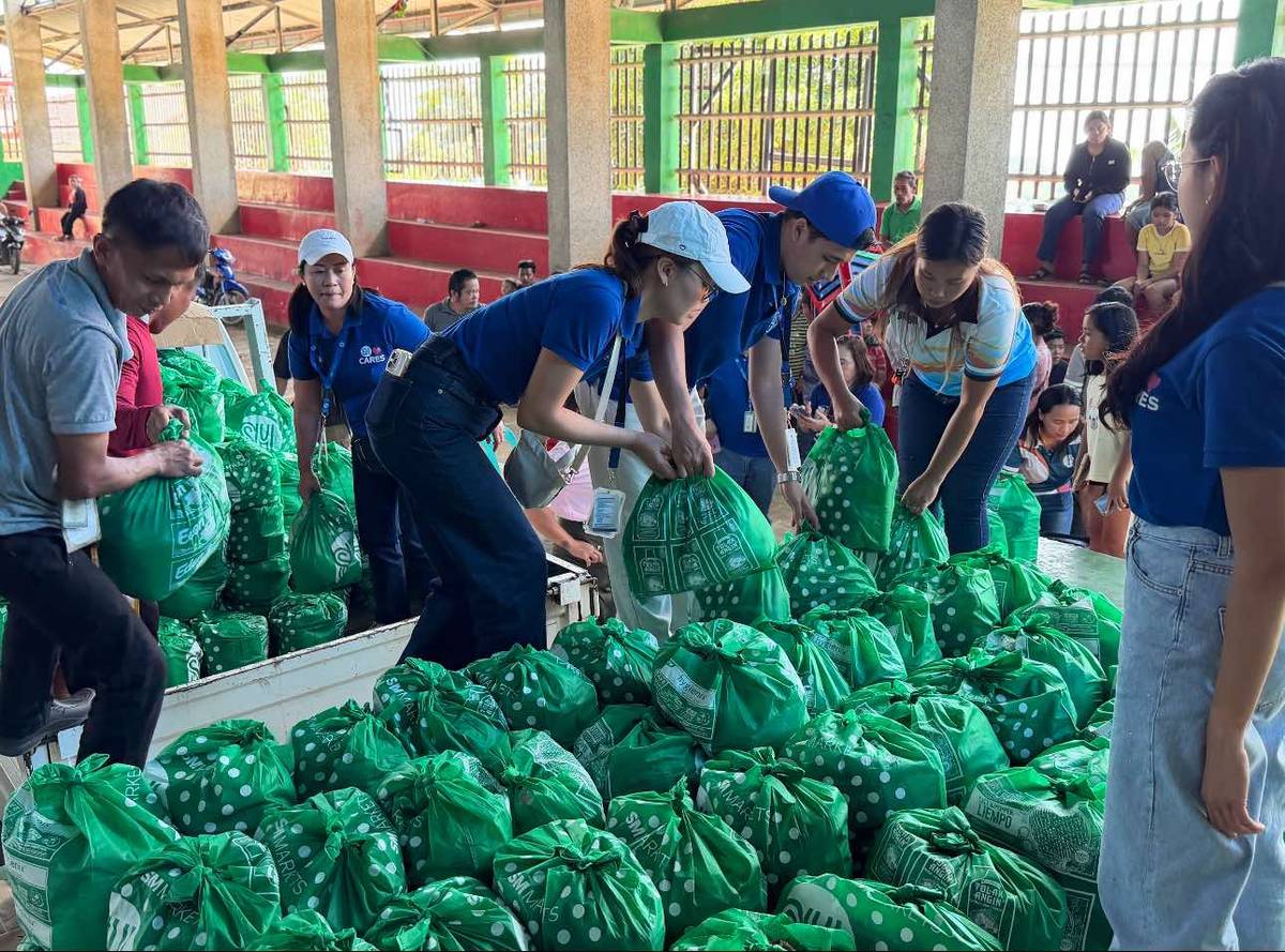 Volunteers prepare to distribute 8,000 SM Kalinga packs to affected families and communities in Cebu. Each kit contains life-essential goods such as food and hygiene supplies enough for a family of 4-5 people.