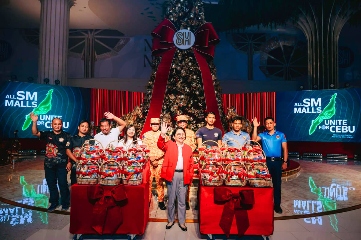All SM Malls Unite for Cebu SM Prime Vice President and Special Assistant to the Chairman of the Executive Committee Marissa Fernan (center) on behalf of SM Supermalls honors Cebu and Mabolo’s first responders for their dedication and compassion during the SM City Cebu Christmas launch.