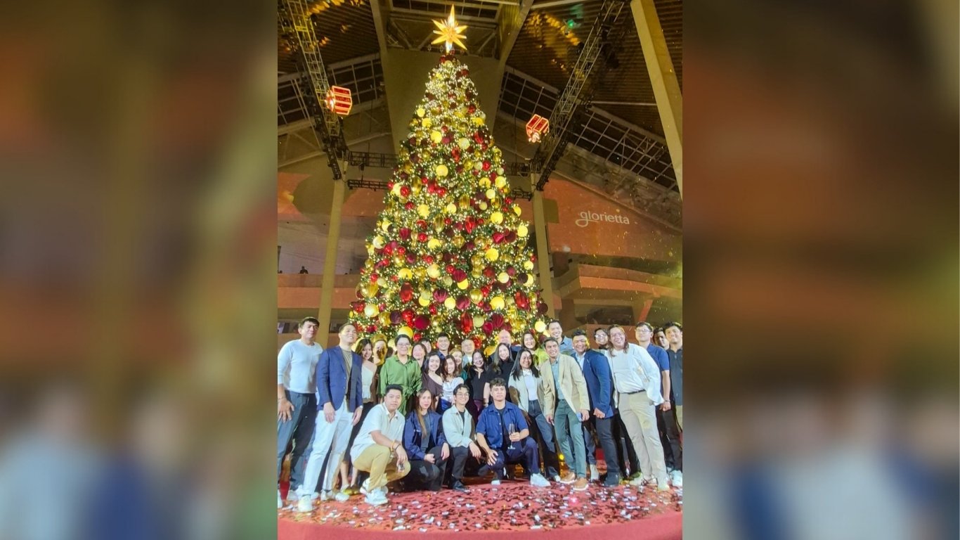Glorietta’s 66-foot Christmas tree