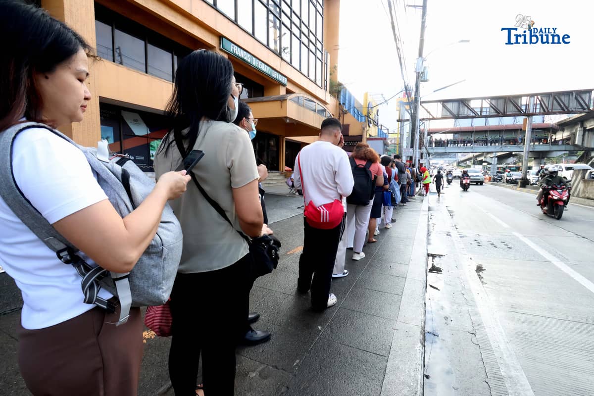 (November 18 2025) Commuters queuing to ride EDSA bus Carousel at Nepa Q-Mart Station in Quezon City on Tuesday, November 18, 2025, following the temporary shutdown of Metro Rail Transit Line 3 (MRT-3) southbound trips from the Santolan and Ortigas stations due to a technical problem. MRT-3 management announced that operations have been limited to five trains running between Shaw Boulevard and Taft Avenue stations, in both directions, while the glitch is being resolved…. Photo/Analy Labor