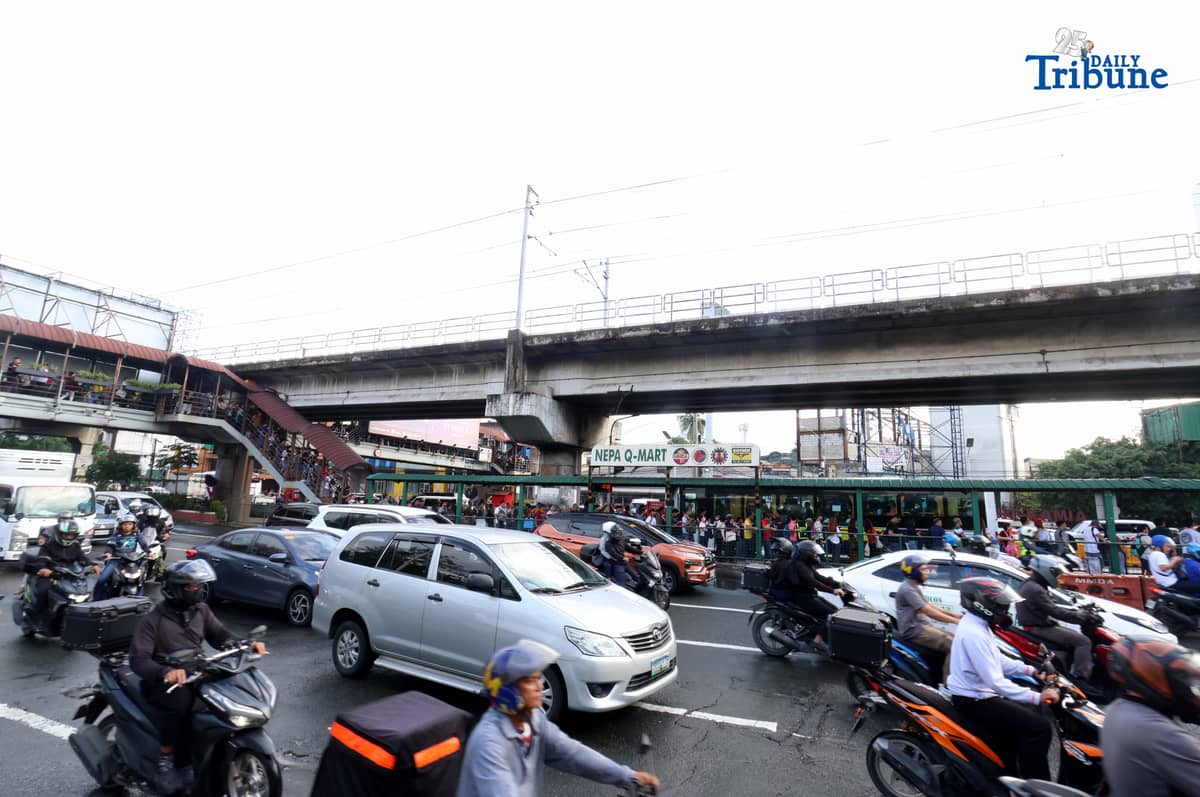 (November 18 2025) Commuters queuing to ride EDSA bus Carousel at Nepa Q-Mart Station in Quezon City on Tuesday, November 18, 2025, following the temporary shutdown of Metro Rail Transit Line 3 (MRT-3) southbound trips from the Santolan and Ortigas stations due to a technical problem. MRT-3 management announced that operations have been limited to five trains running between Shaw Boulevard and Taft Avenue stations, in both directions, while the glitch is being resolved…. Photo/Analy Labor