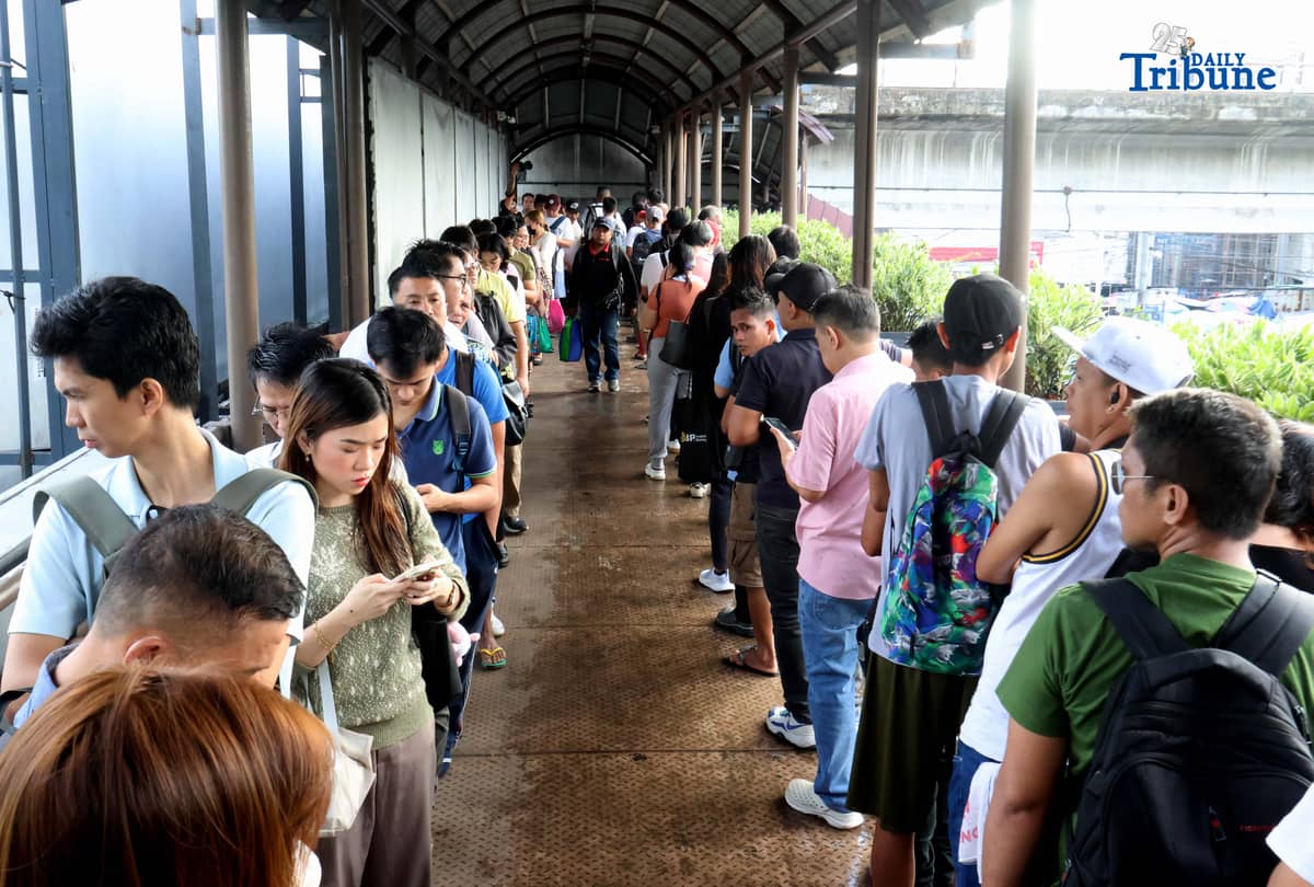 (November 18 2025) Commuters queuing to ride EDSA bus Carousel at Nepa Q-Mart Station in Quezon City on Tuesday, November 18, 2025, following the temporary shutdown of Metro Rail Transit Line 3 (MRT-3) southbound trips from the Santolan and Ortigas stations due to a technical problem. MRT-3 management announced that operations have been limited to five trains running between Shaw Boulevard and Taft Avenue stations, in both directions, while the glitch is being resolved…. Photo/Analy Labor