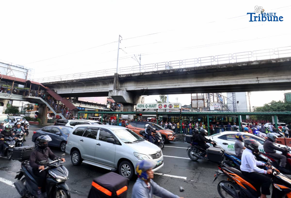 (November 18 2025) Commuters queuing to ride EDSA bus Carousel at Nepa Q-Mart Station in Quezon City on Tuesday, November 18, 2025, following the temporary shutdown of Metro Rail Transit Line 3 (MRT-3) southbound trips from the Santolan and Ortigas stations due to a technical problem. MRT-3 management announced that operations have been limited to five trains running between Shaw Boulevard and Taft Avenue stations, in both directions, while the glitch is being resolved…. Photo/Analy Labor