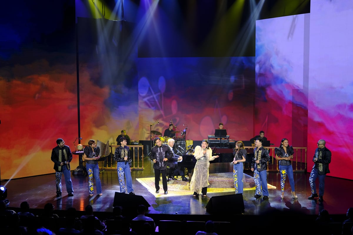The complete cast of Maestro Class: The Ryan Cayabyab Singers, Matrin Nievera, Lani Misalucha, and the Maestro himself, Ryan Cayabyab on keys singing the classic songs of Smoky Mountain.