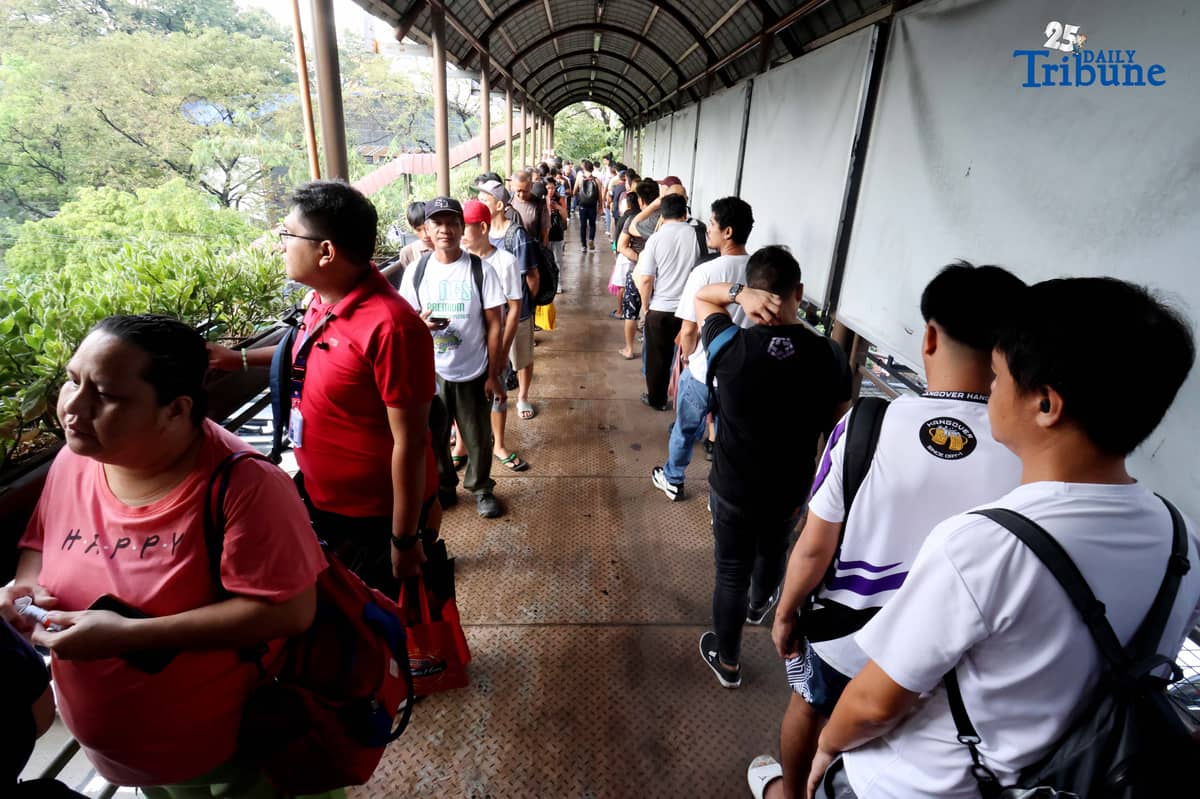 (November 18 2025) Commuters queuing to ride EDSA bus Carousel at Nepa Q-Mart Station in Quezon City on Tuesday, November 18, 2025, following the temporary shutdown of Metro Rail Transit Line 3 (MRT-3) southbound trips from the Santolan and Ortigas stations due to a technical problem. MRT-3 management announced that operations have been limited to five trains running between Shaw Boulevard and Taft Avenue stations, in both directions, while the glitch is being resolved…. Photo/Analy Labor