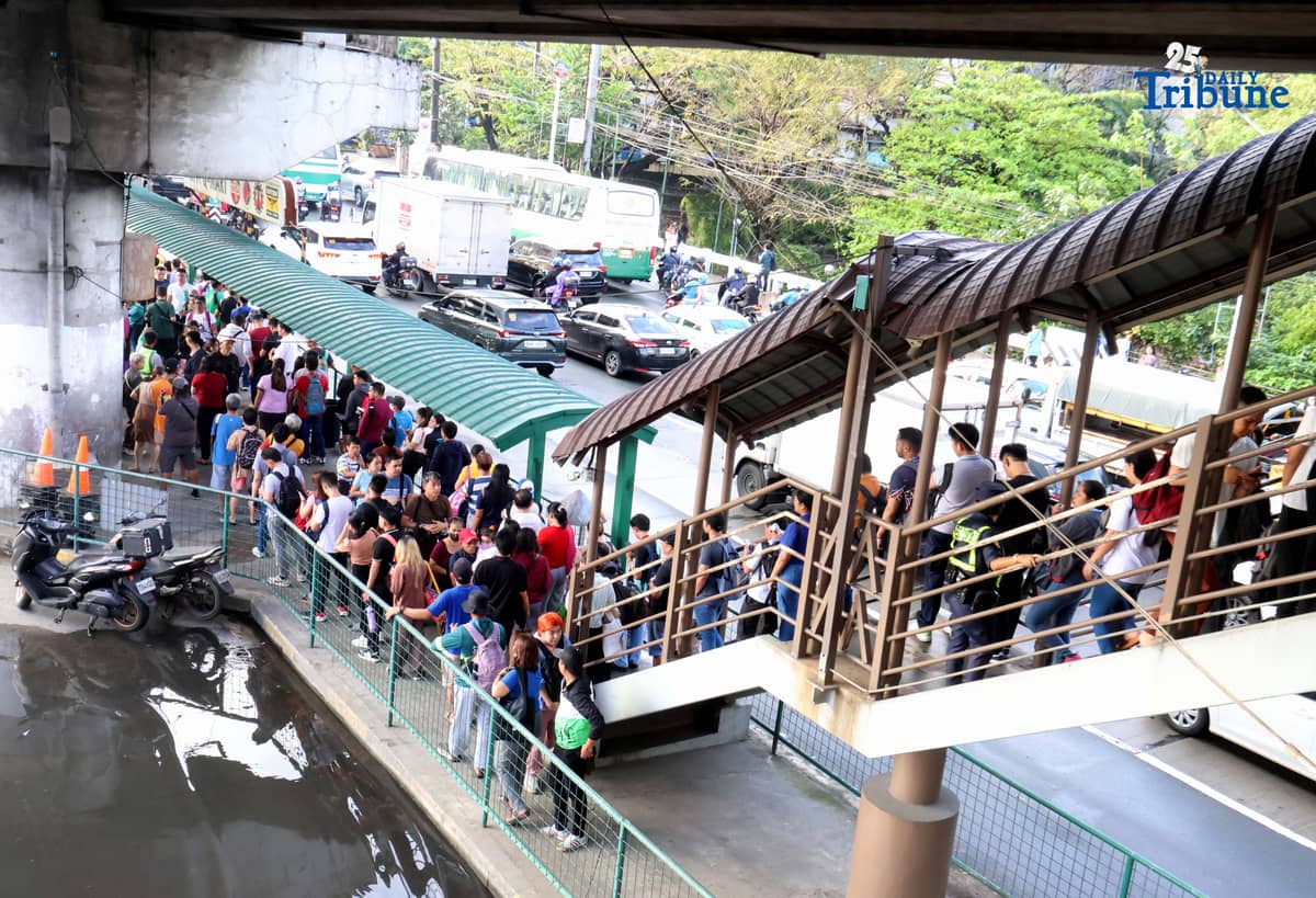 (November 18 2025) Commuters queuing to ride EDSA bus Carousel at Nepa Q-Mart Station in Quezon City on Tuesday, November 18, 2025, following the temporary shutdown of Metro Rail Transit Line 3 (MRT-3) southbound trips from the Santolan and Ortigas stations due to a technical problem. MRT-3 management announced that operations have been limited to five trains running between Shaw Boulevard and Taft Avenue stations, in both directions, while the glitch is being resolved…. Photo/Analy Labor