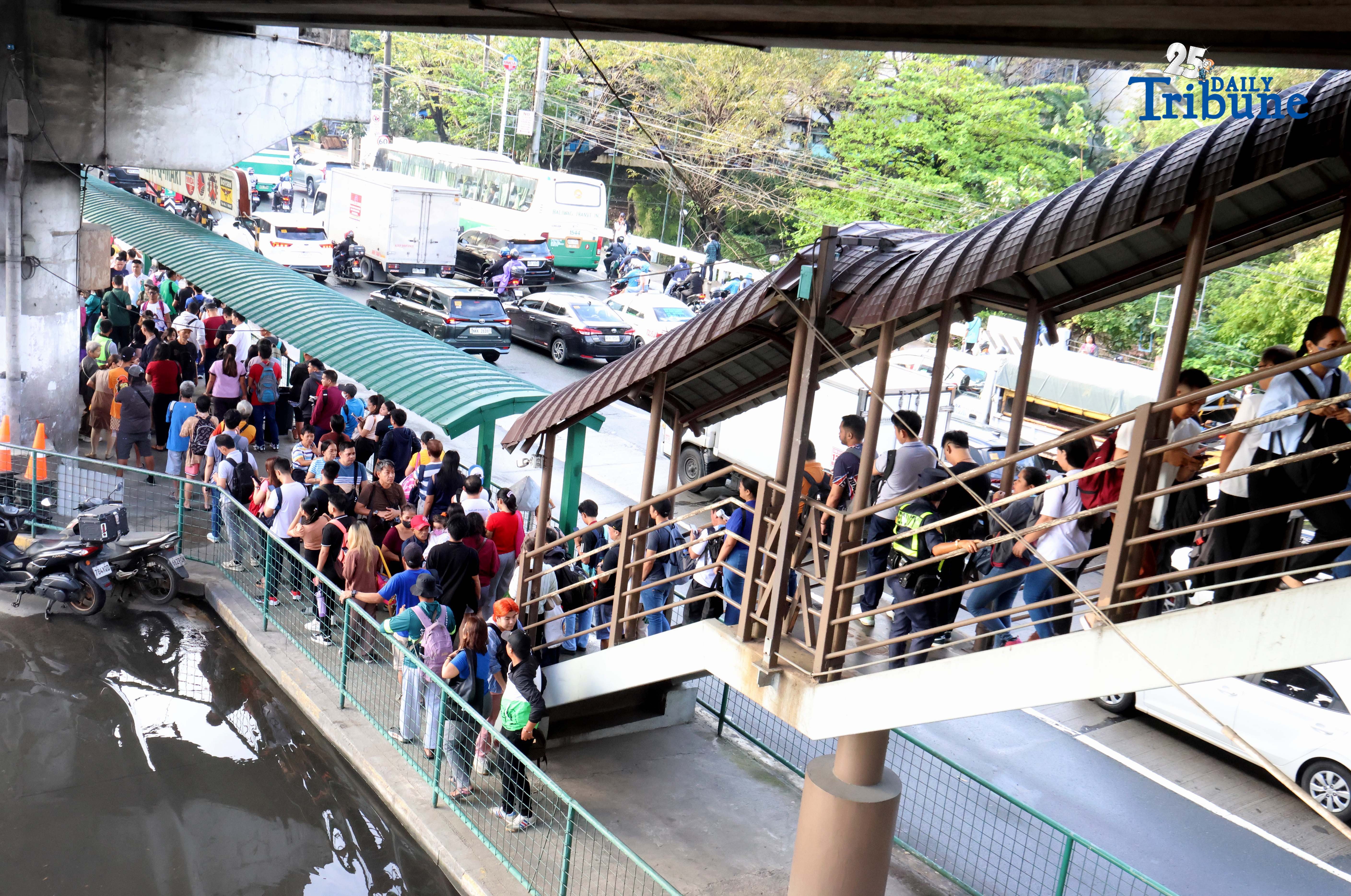 MMDA deploys free rides as MRT-3 service disruption strands commuters 