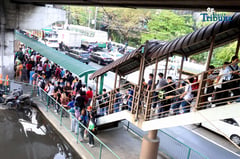 MMDA deploys free rides as MRT-3 service disruption strands commuters 