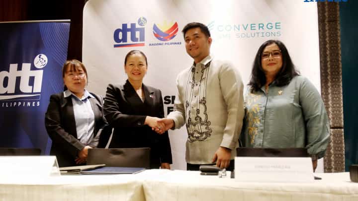 (November 18 2025) Asec, Nylah Rizza D. Bautista- Supervisor Head, DTI- Competitiveness and Innovation Group, and Dindo Marzan- Senior Vice President & Head of SME Group, along with Atty. Ma. Theresa G. Faustino-OIC Director, DTI-Bureau of Policy Research and Innovation(BPRI), and Angela Gutierrez-Vice President & Head of SME Marketing, signed a Memorandum of Understanding (MOU) to take another significant step in advancing the digital transformation of Filipino Micro, Small, and Medium Enterprises, held at the Marco Polo Hotel, Pasig City on Tuesday, November 18, 2025. Photo/Analy Labor