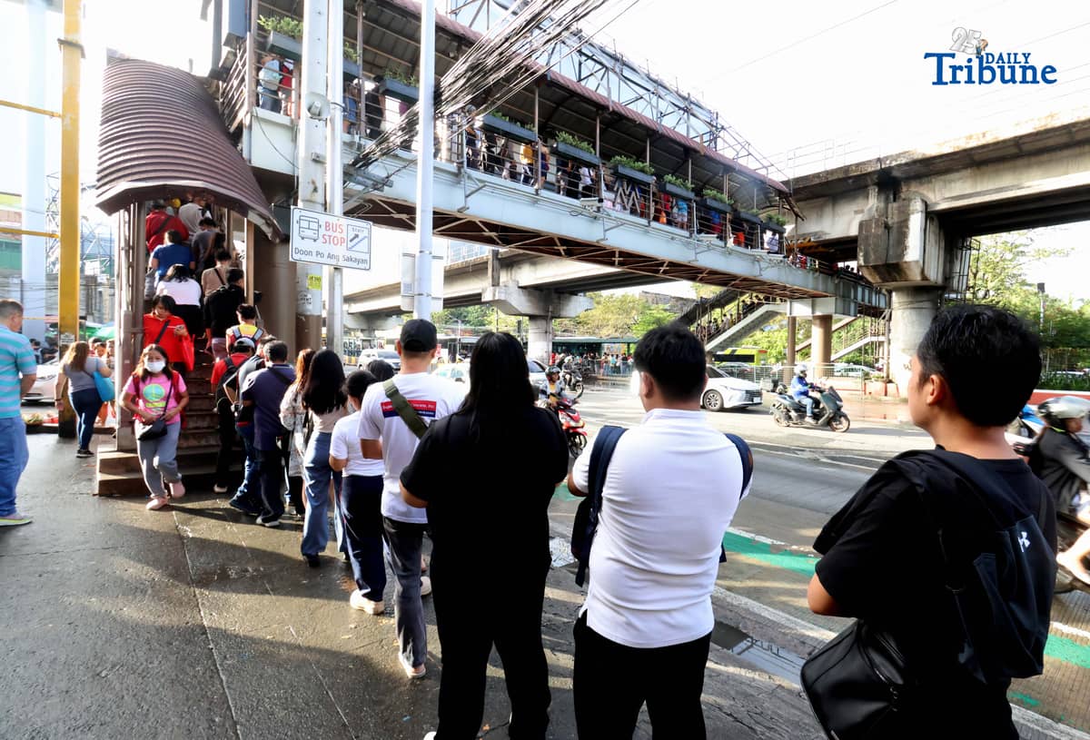(November 18 2025) Commuters queuing to ride EDSA bus Carousel at Nepa Q-Mart Station in Quezon City on Tuesday, November 18, 2025, following the temporary shutdown of Metro Rail Transit Line 3 (MRT-3) southbound trips from the Santolan and Ortigas stations due to a technical problem. MRT-3 management announced that operations have been limited to five trains running between Shaw Boulevard and Taft Avenue stations, in both directions, while the glitch is being resolved…. Photo/Analy Labor