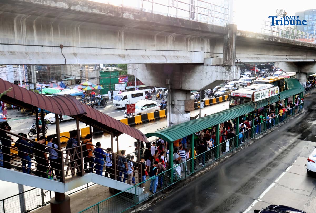 (November 18 2025) Commuters queuing to ride EDSA bus Carousel at Nepa Q-Mart Station in Quezon City on Tuesday, November 18, 2025, following the temporary shutdown of Metro Rail Transit Line 3 (MRT-3) southbound trips from the Santolan and Ortigas stations due to a technical problem. MRT-3 management announced that operations have been limited to five trains running between Shaw Boulevard and Taft Avenue stations, in both directions, while the glitch is being resolved…. Photo/Analy Labor