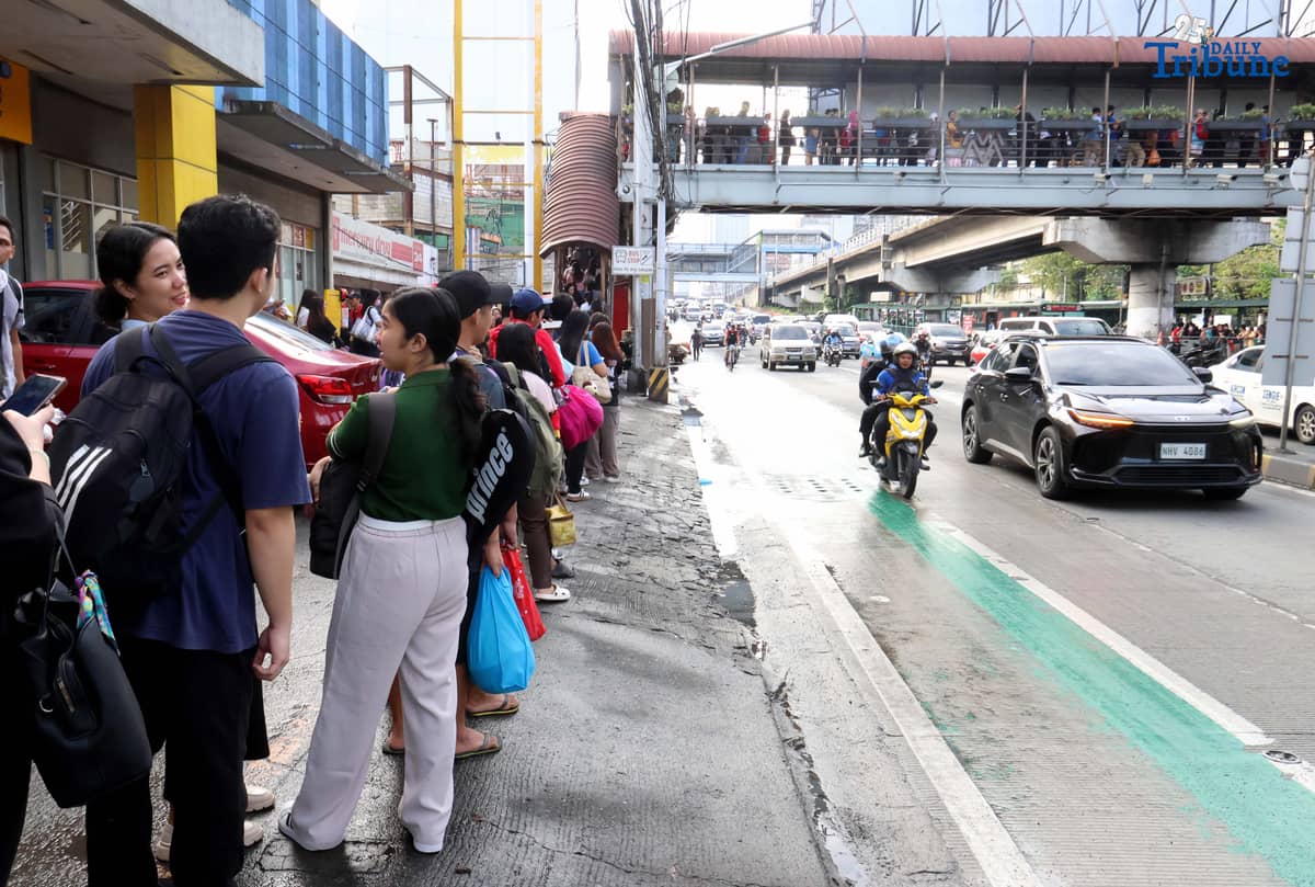 (November 18 2025) Commuters queuing to ride EDSA bus Carousel at Nepa Q-Mart Station in Quezon City on Tuesday, November 18, 2025, following the temporary shutdown of Metro Rail Transit Line 3 (MRT-3) southbound trips from the Santolan and Ortigas stations due to a technical problem. MRT-3 management announced that operations have been limited to five trains running between Shaw Boulevard and Taft Avenue stations, in both directions, while the glitch is being resolved…. Photo/Analy Labor