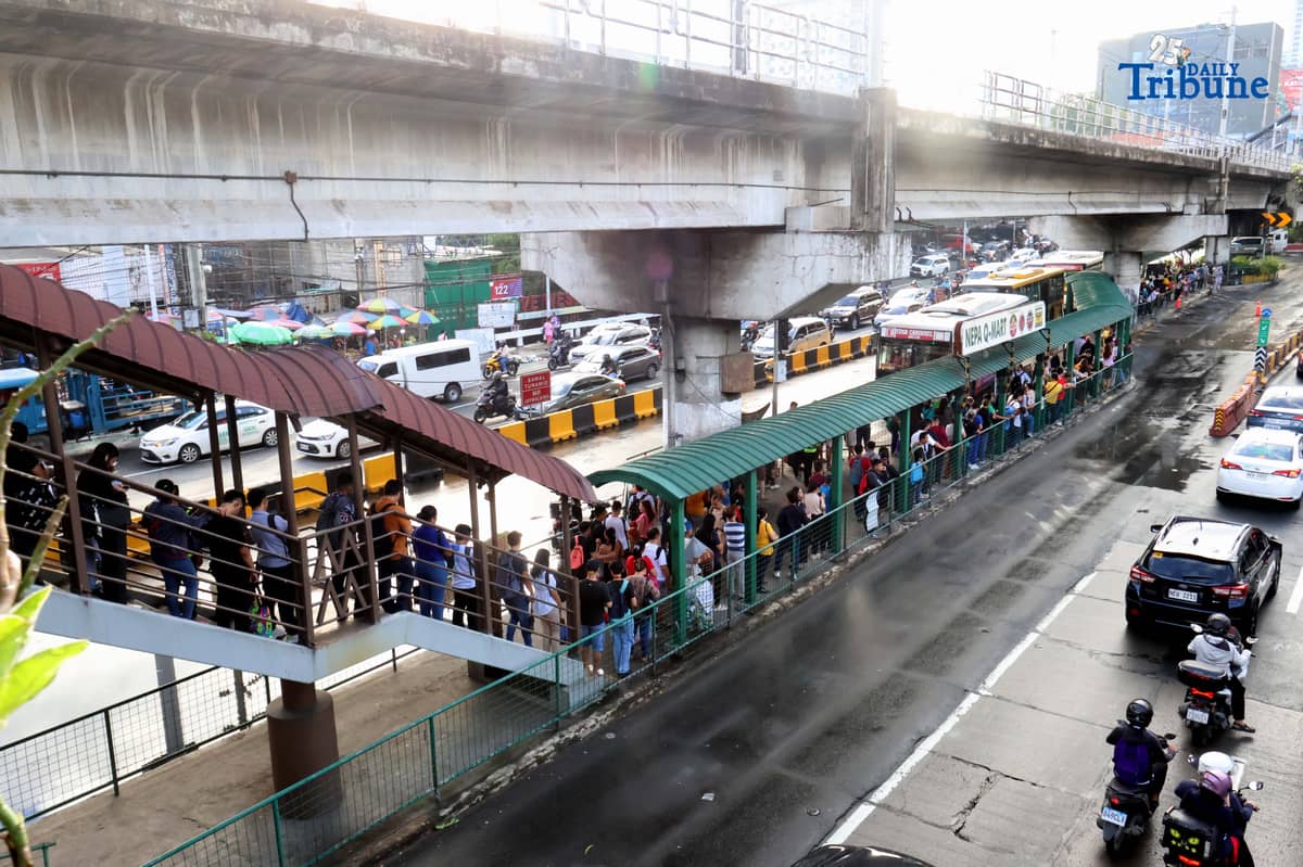 (November 18 2025) Commuters queuing to ride EDSA bus Carousel at Nepa Q-Mart Station in Quezon City on Tuesday, November 18, 2025, following the temporary shutdown of Metro Rail Transit Line 3 (MRT-3) southbound trips from the Santolan and Ortigas stations due to a technical problem. MRT-3 management announced that operations have been limited to five trains running between Shaw Boulevard and Taft Avenue stations, in both directions, while the glitch is being resolved…. Photo/Analy Labor