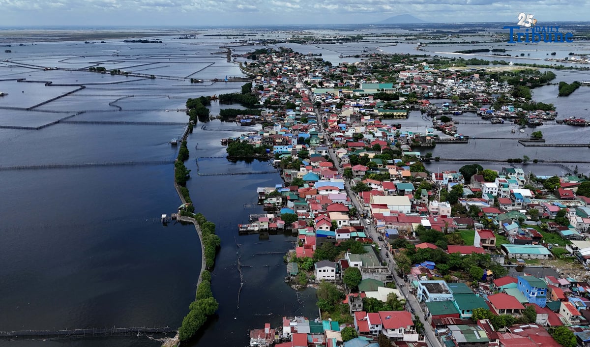 (November 19 2025) On Wednesday November 19 2025, houses seen stand along the coastal waters at Obando Bulacan.
The Climate Change Commission (CCC) is calling on local governments to act swiftly amid projections that rising sea levels and increasingly severe weather could leave as much as 30% of Metro Manila permanently submerged by 2040. Photo/Analy Labor