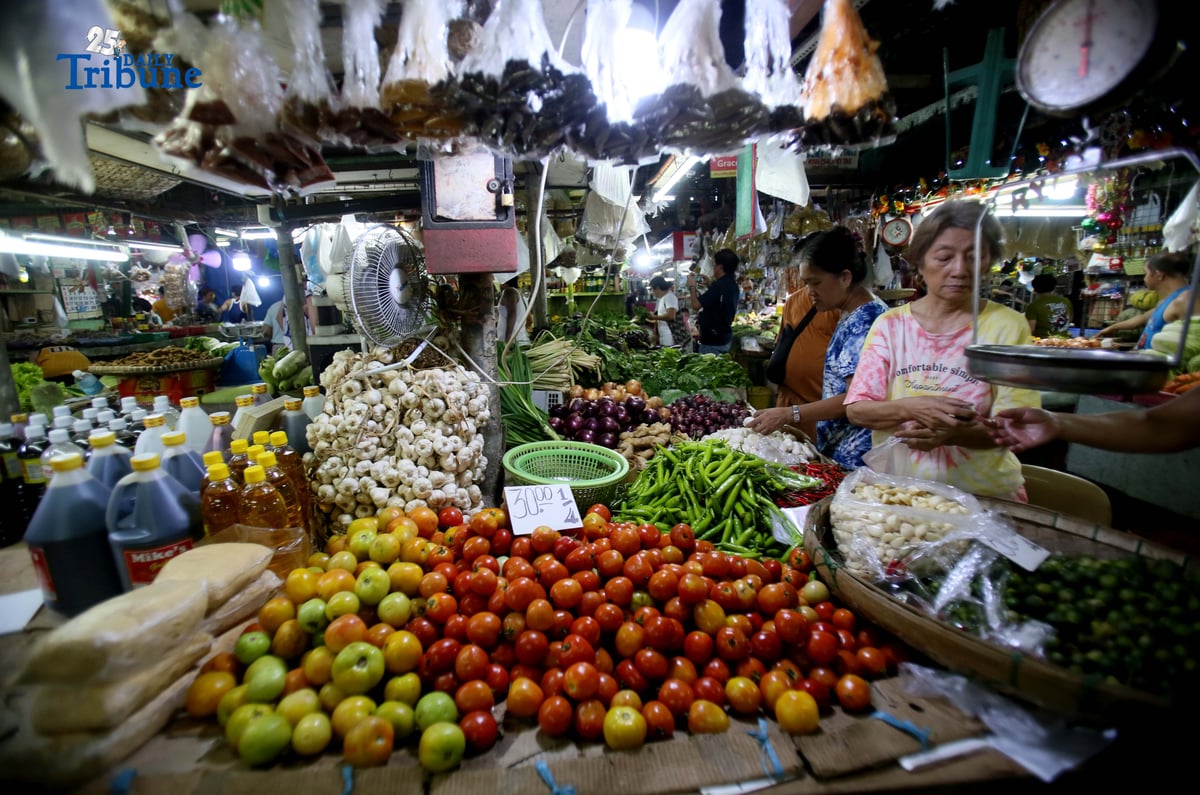 (November 20 2025)  Despite the high price Customers seen buying vegetables at Nepa-Qmart in Quezon City on Thursday, November 20, 2025.  According to the Department of Agriculture the high vegetable prices in markets is expected to decrease in the next three weeks. Photo/Analy Labor