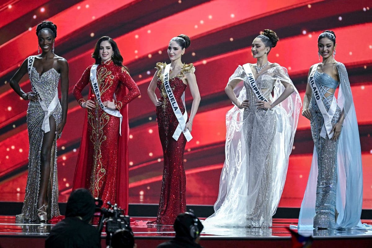 Fourth runner-up Olivia Yacé (Côte d’Ivoire), Miss Universe 2025 Fatima Bosch (Mexico), second runner-up Stephany Abasali (Venezuela), third runner-up Ahtisa Manalo (Philippines) and first runner-up Praveenar Singh (Thailand).