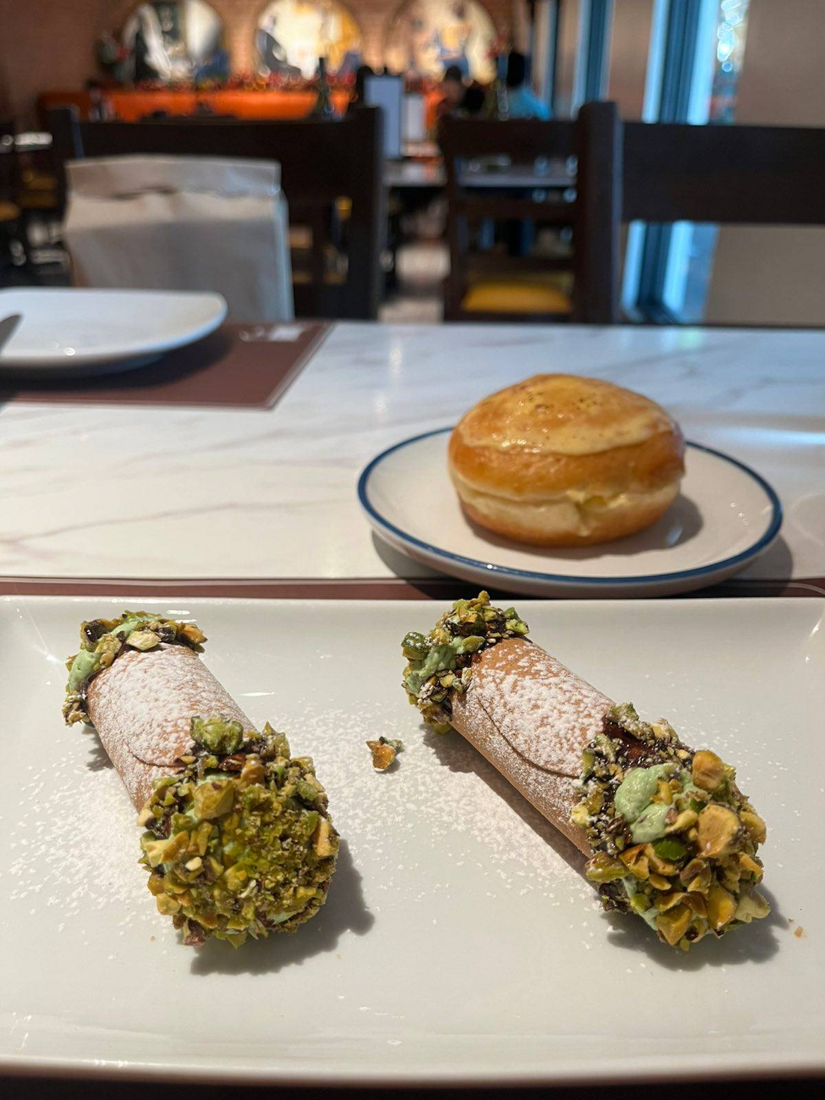 Cannoli and bombolini.