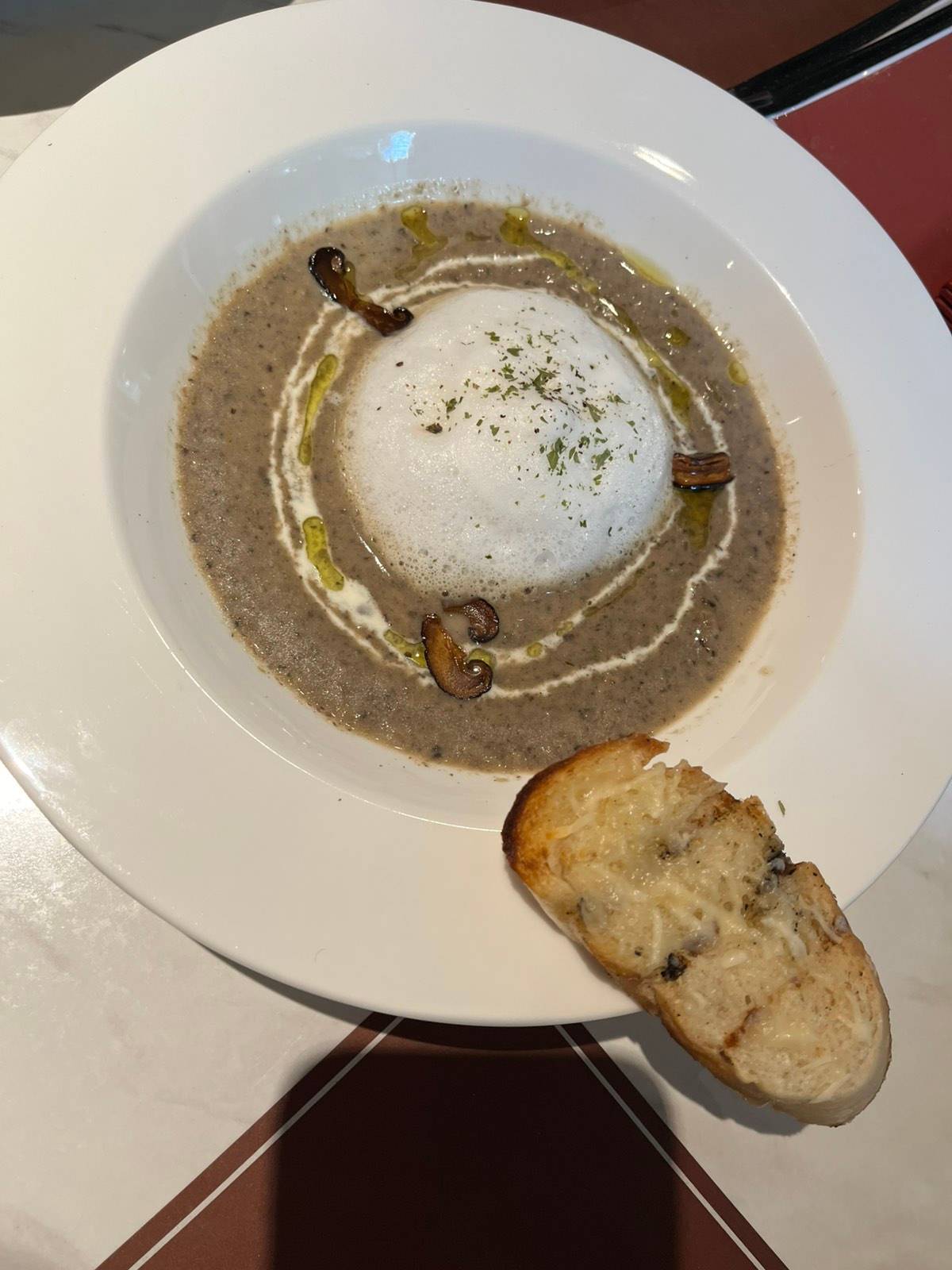 Francesco’s evokes a rustic, European vibe.