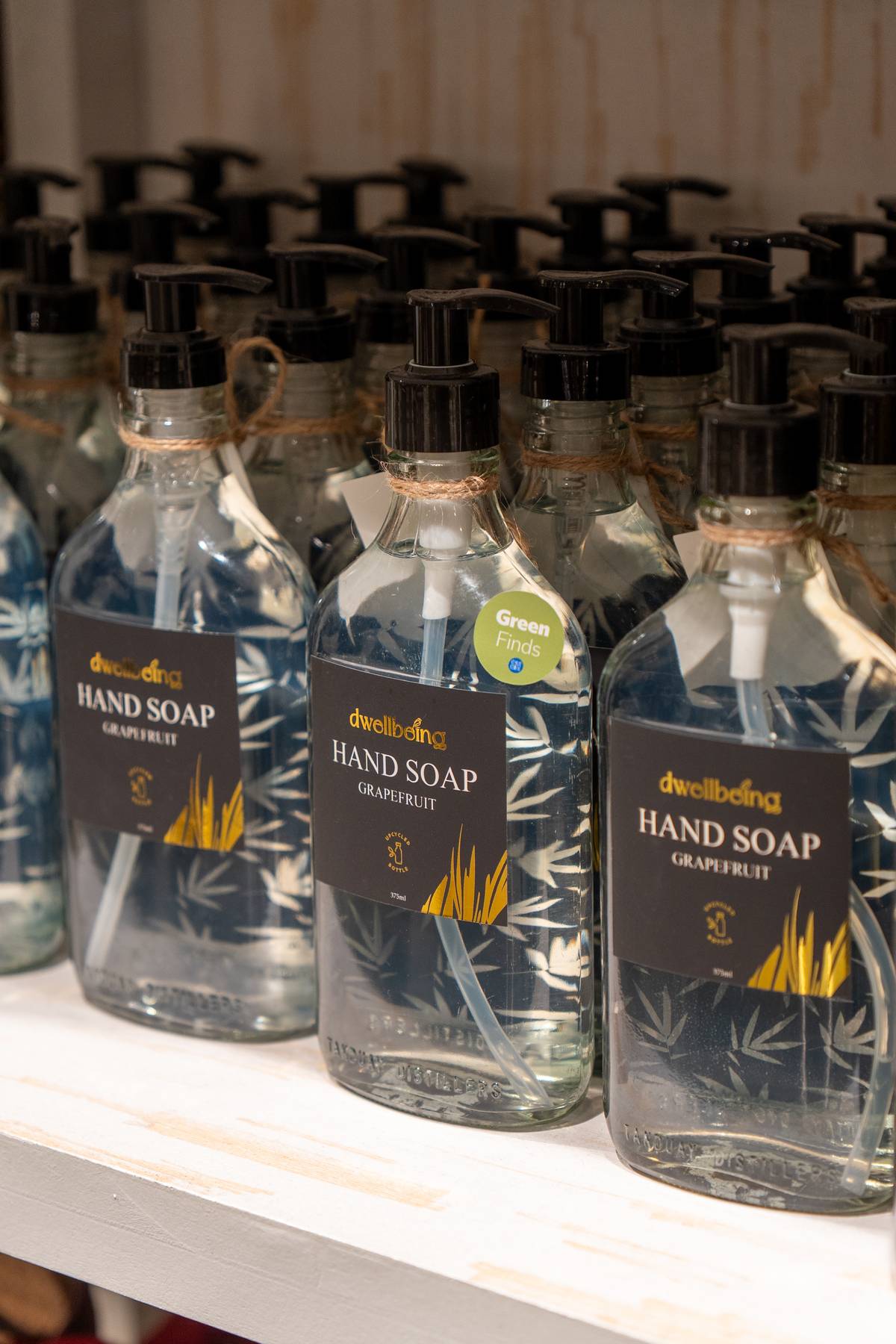 An uplifting citrus-scented soap that gently cleanses your skin.