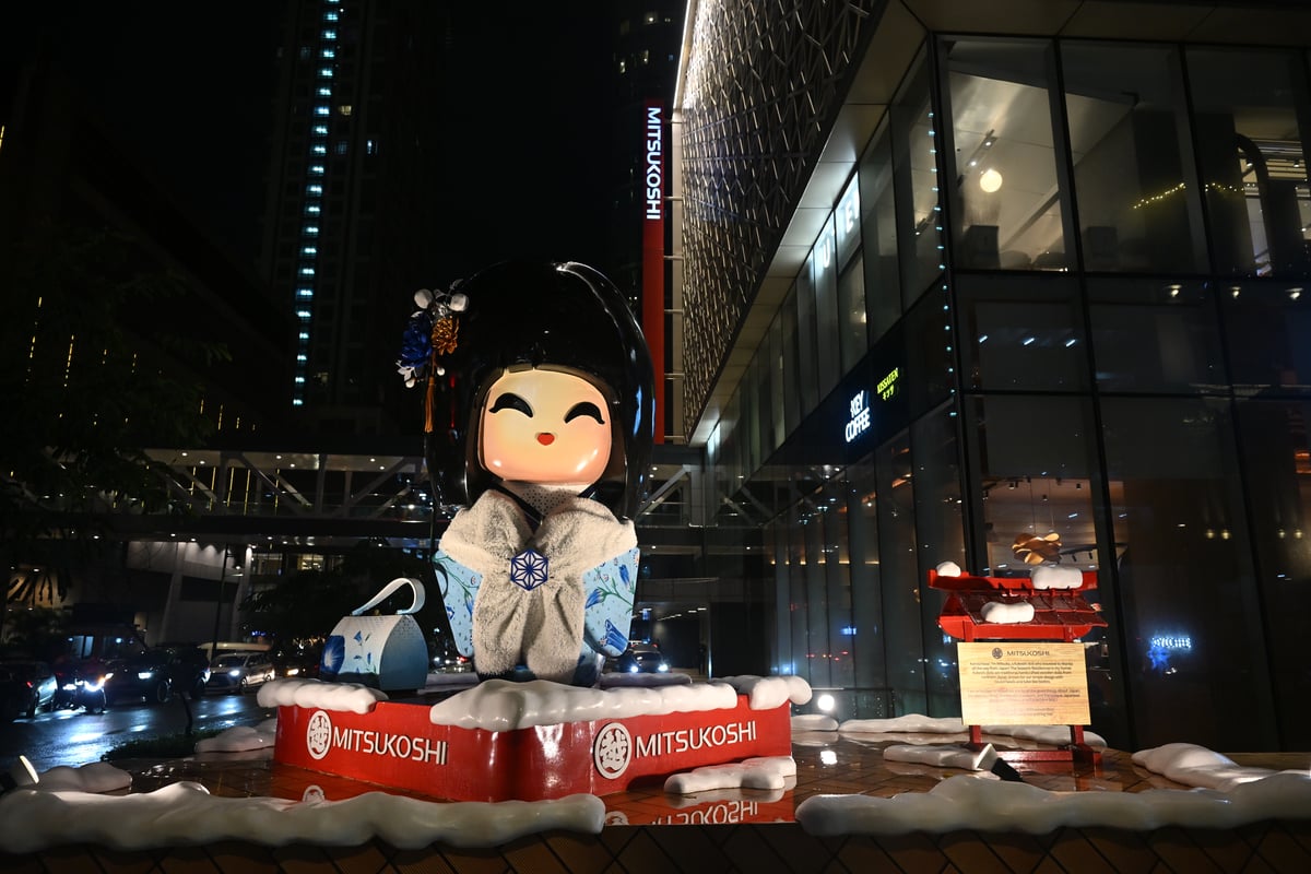MITSUKO, the mall’s iconic Kokeshi doll, now dressed in her new festive outfit.
