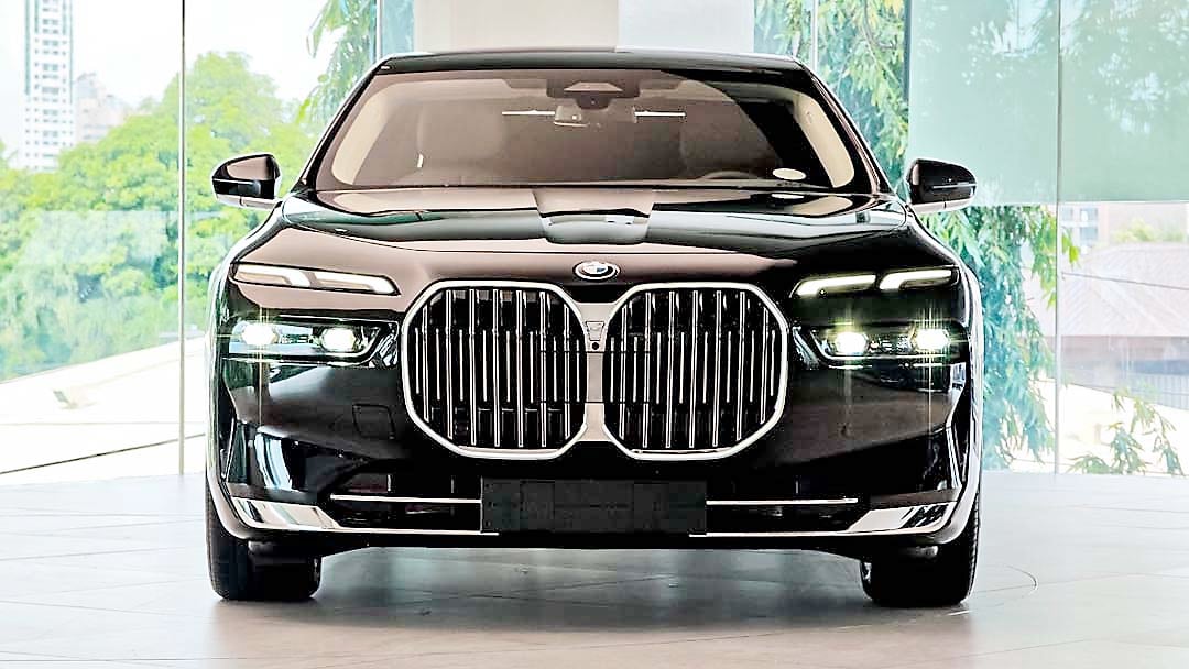 STRIKING grille design defines the 750e xDrive’s front profile.