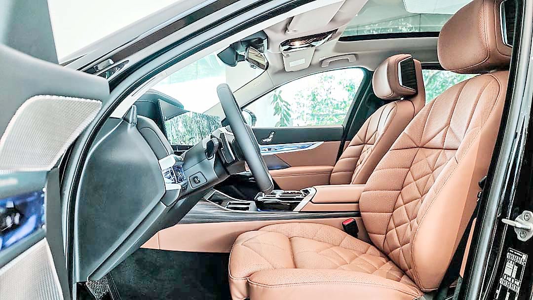 CABIN shows the 750e xDrive’s premium materials and comfort features.