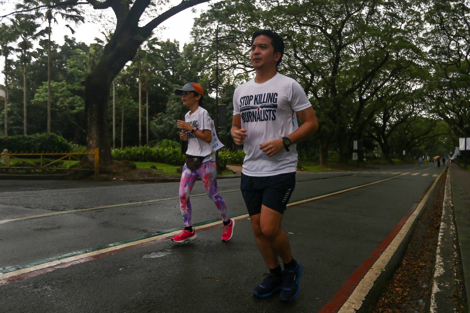 Journalists, students, and media workers gather at UP Diliman for the “Run for Justice” on 23 November 2025 to commemorate the victims of the Ampatuan massacre. Sixteen years have passed since 58 people — including 32 journalists — were killed in what remains the world’s deadliest attack on media freedom and the worst election-related violence in the Philippines.
