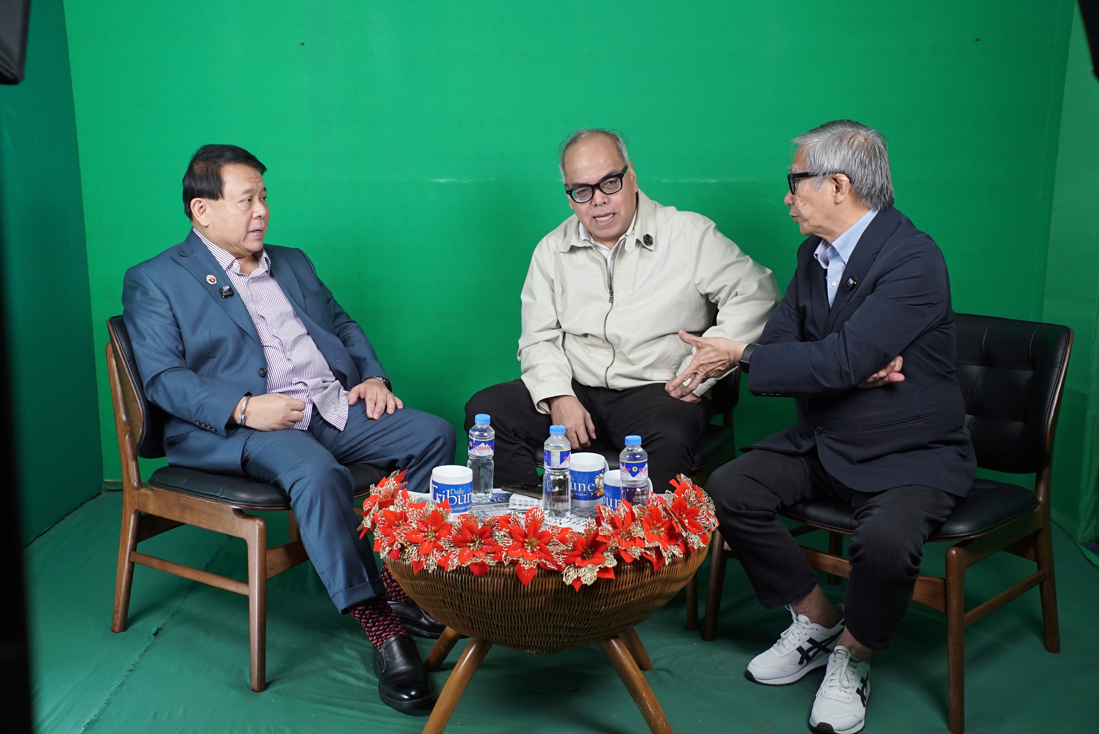 Topacio relates to ‘Straight Talk’ hosts Chito Lozada (center) and Teddy Montelibano (right) that utmost transparency is the solution to the political conflagration.