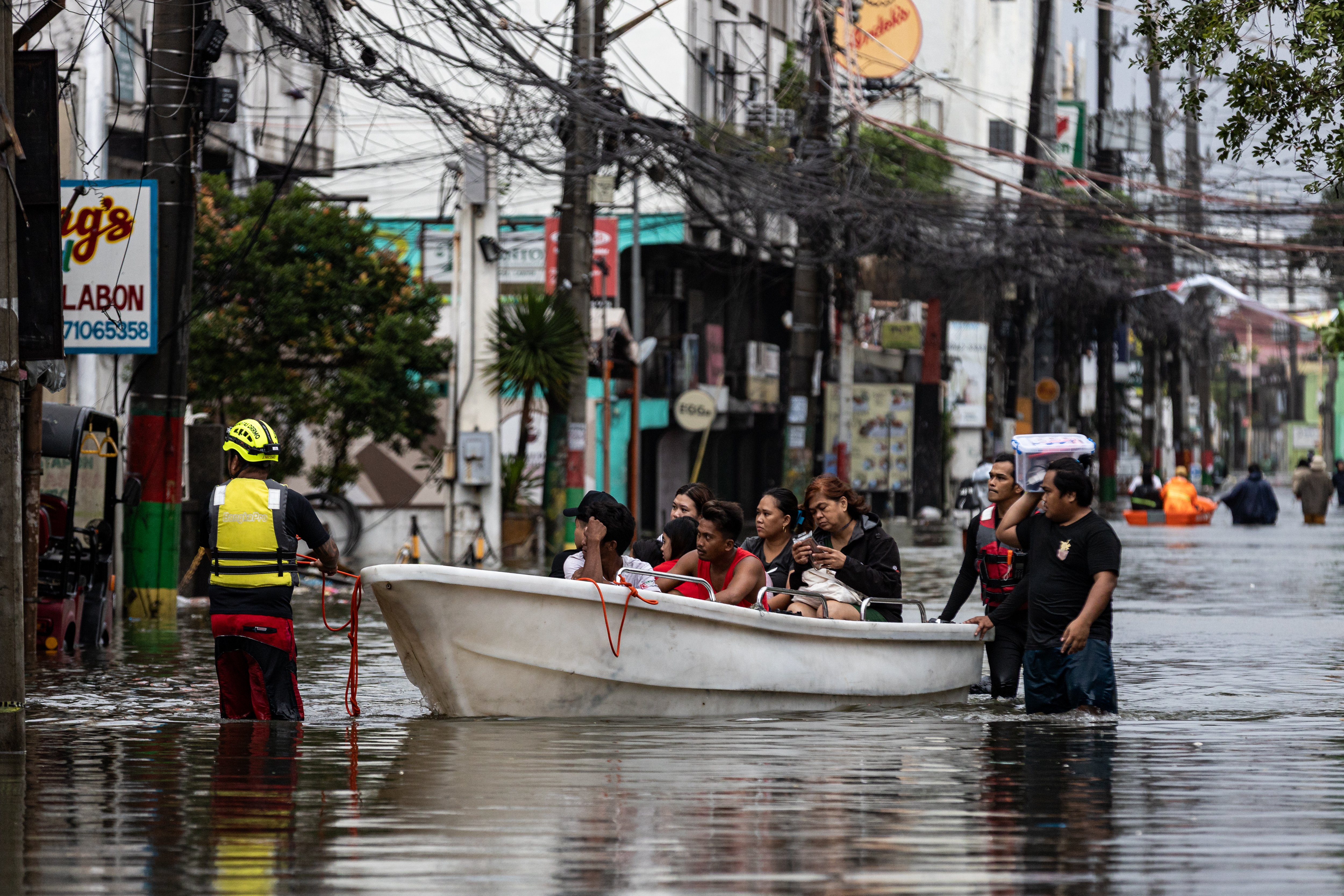 Las Piñas flooding worsened by narrowed river channel — MMDA 