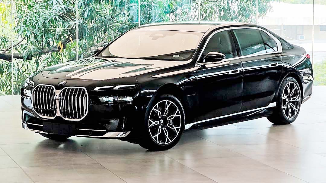 BMW adds plug-in hybrid power to the 7 Series