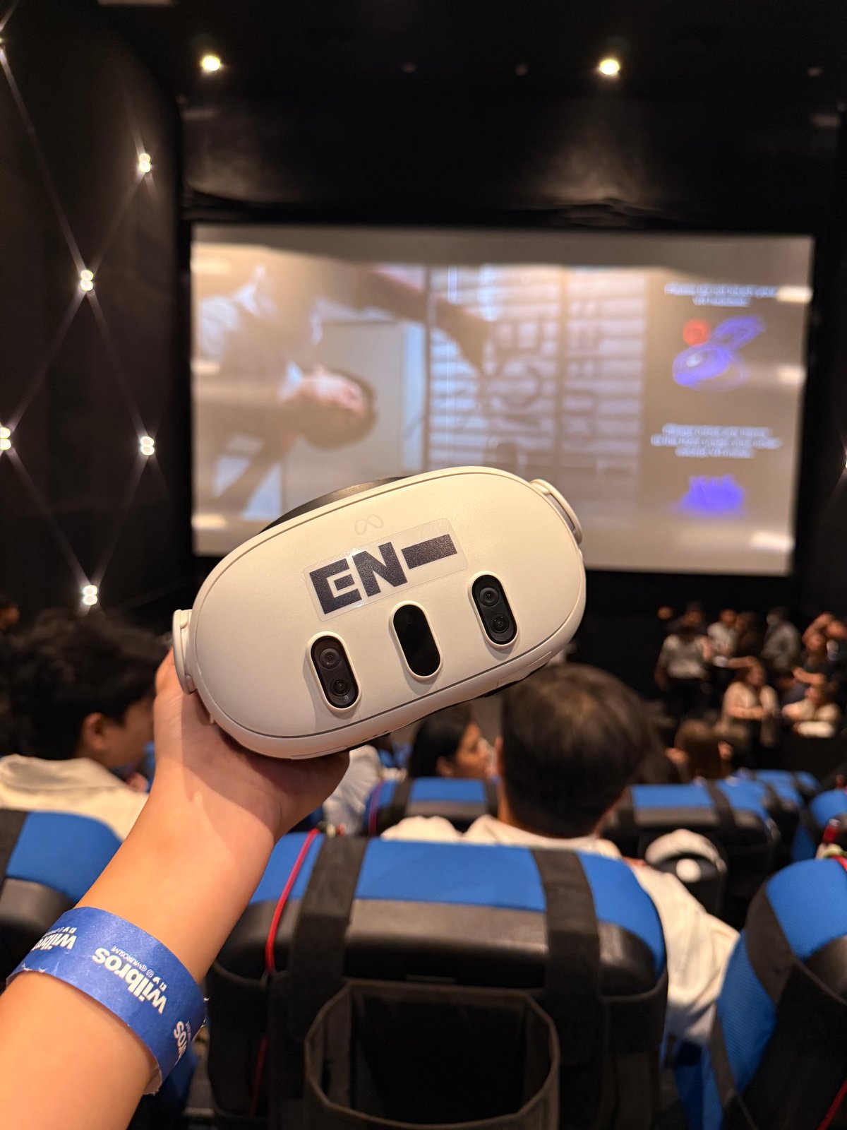 THE VR technology brought fans close to their idols.