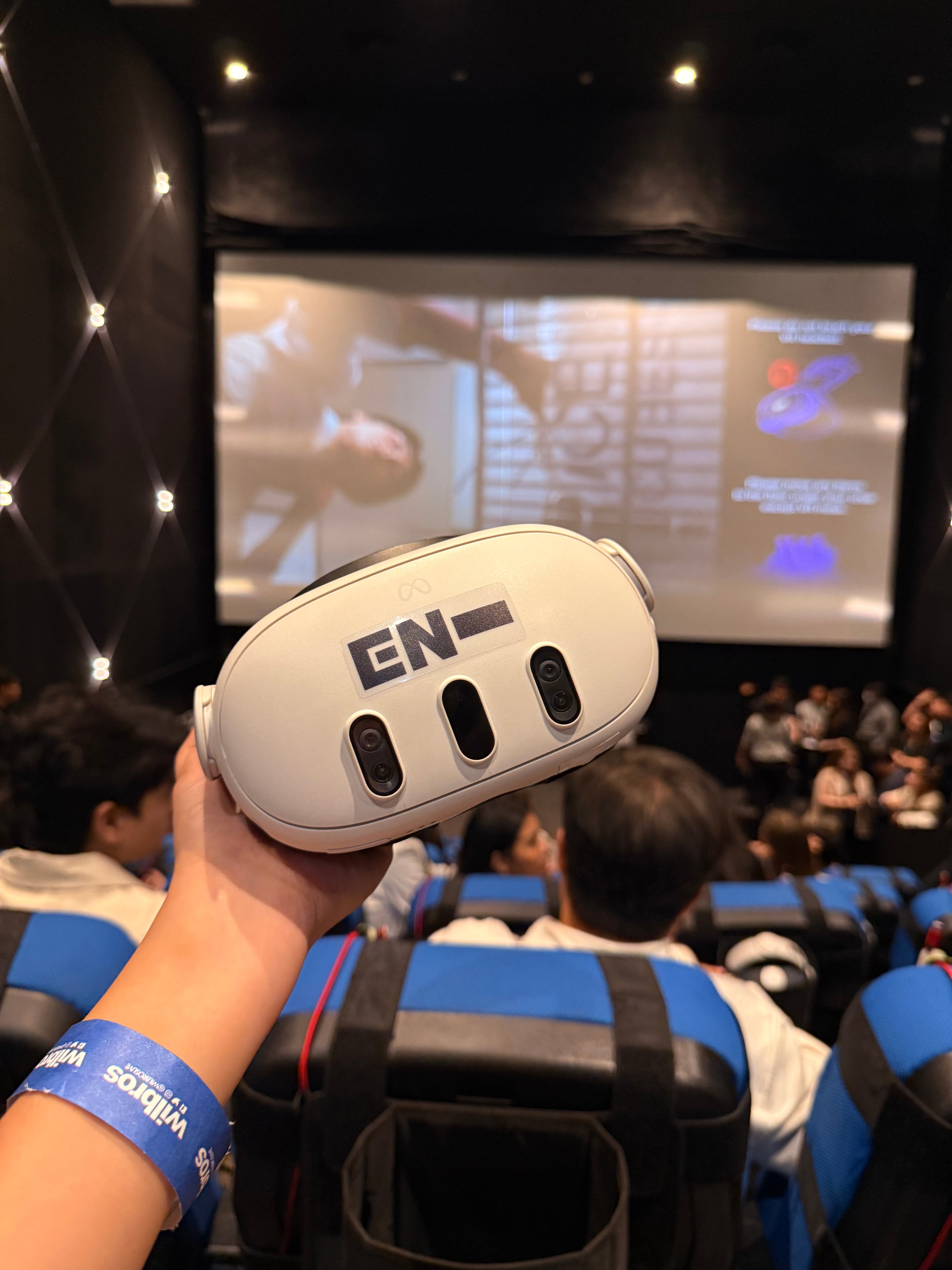 THE VR technology brought fans close to their idols.
