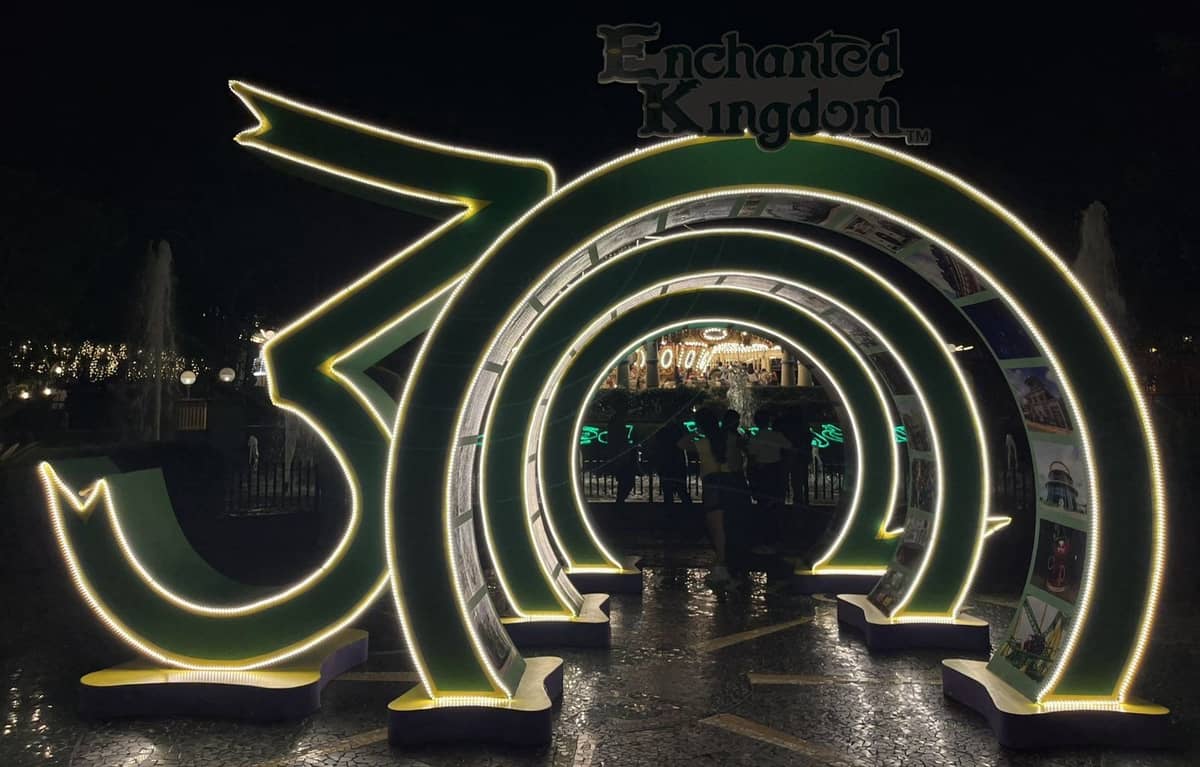 A night view of the 30 sign at night.