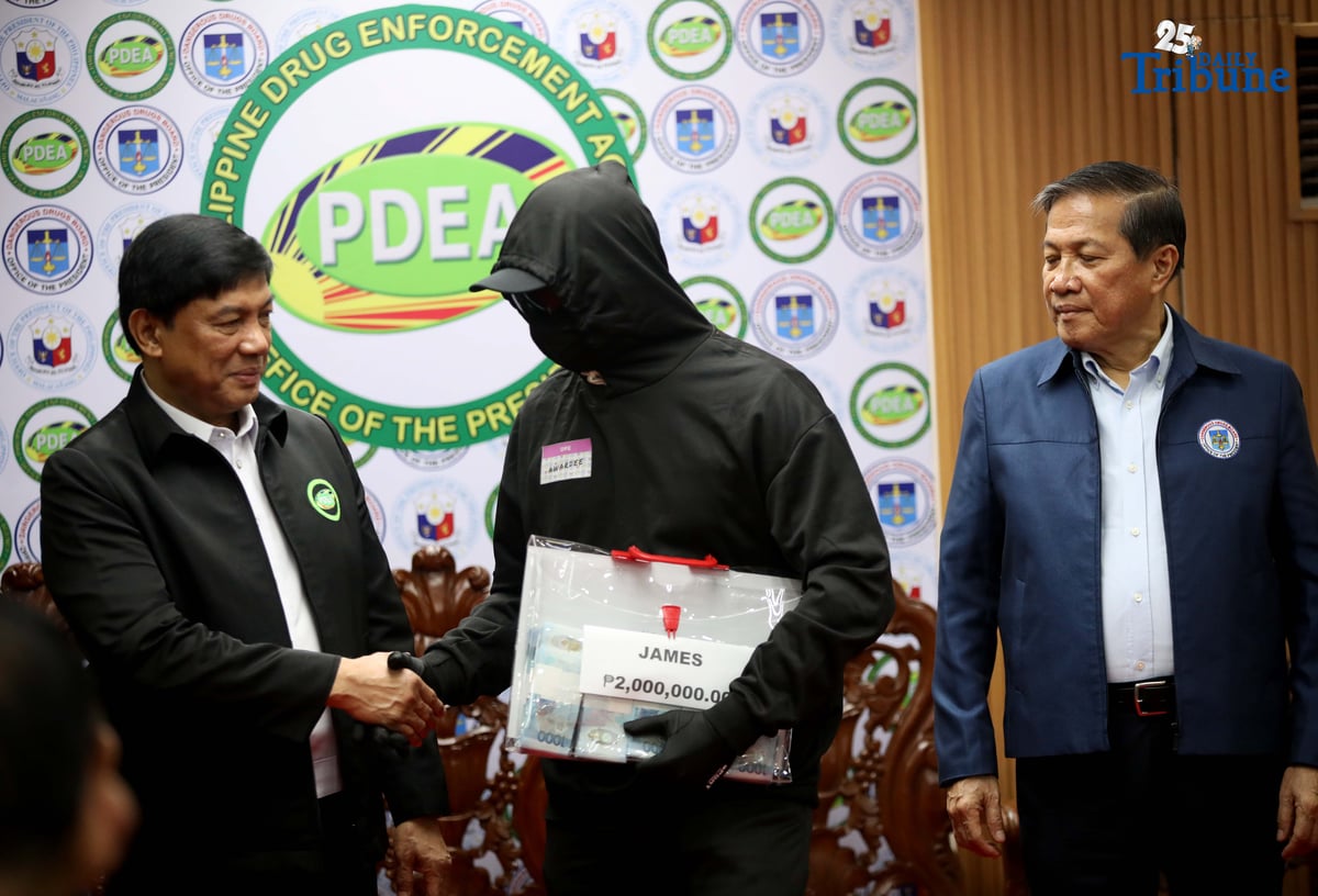 (November 28 2025) Philippine Drug Enforcement Agency (PDEA) awarded a total of P16.1 Million to 19 civilian informants nationwide on Friday November 28 2025, under operation private eye OPE, in photo PDEA Director General Undersecretary Isagani Nerez along with Dangerous Drugs Board Chairperson Secretary Oscar Valenzuela hand over the highest reward the two million and four million to code name James and Abet held at PDEA office in Quezon City. Photo/Analy Labor