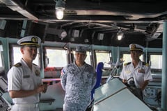 Japanese destroyer docks at Subic Bay Freeport
