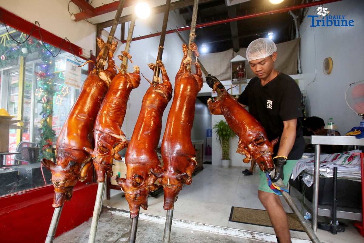 (November 28 2025) Workers arrange their freshly cooked lechon (roasted pigs) at Rix’s lechon in La Loma Quezon City the Lechon Capital of the Philippines on Friday November 28 2025. On Thursday the Quezon City government declared that the 14 lechon stores in La Loma are now free of African Swine Fever (ASF) virus. Photo/Analy Labor