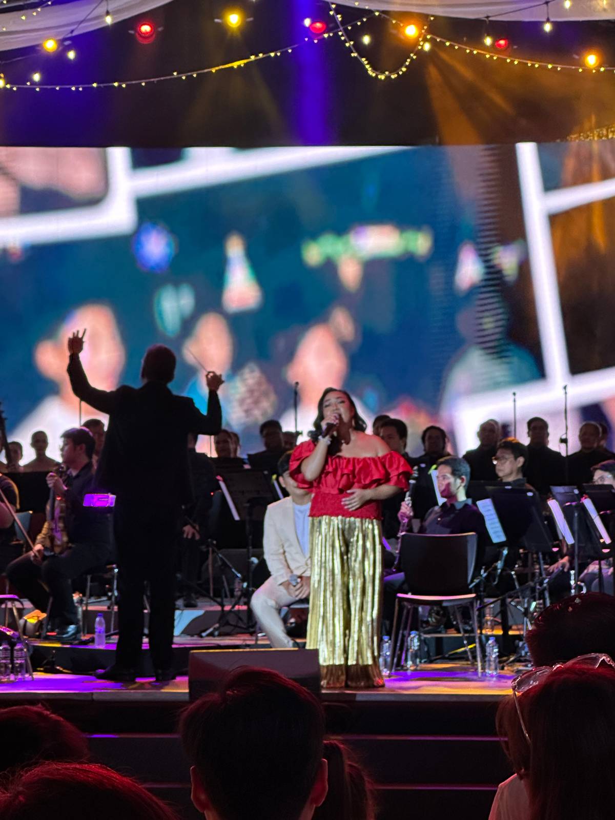 Kakki Teodoro Serenades the audience with classic christmas carols.