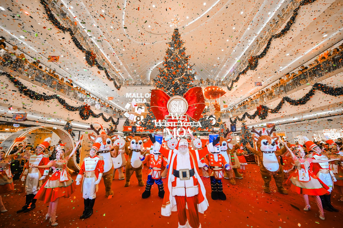 Night of Lights has landed at MOA! Feeling the holiday spirit from head to mistletoe