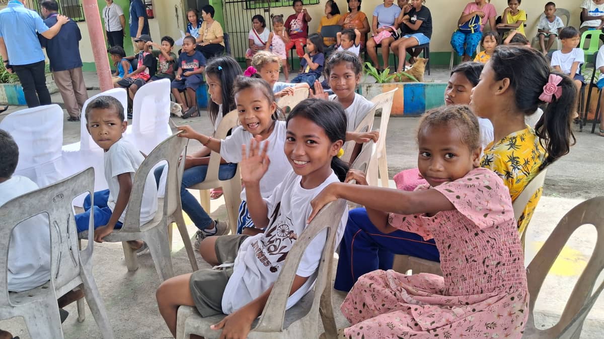 AuroraPH has energized and connected 44 remote community schools to the internet, improving the learning environment for teachers and students. Students at Baliwet Elementary School (above, right) in San Marcelino, Zambales welcome the installation of solar power systems and satellite internet by Aboitiz Foundation and its partner, Okada Foundation.