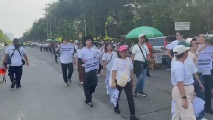 Crowd swells to 3,000 at People Power Monument protest