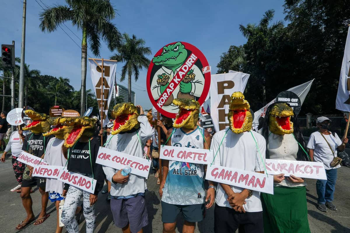 March to Mendiola Protesters from Baha sa Luneta 2.0 surge toward Mendiola on Bonifacio Day, their chants echoing through Manila’s streets as they demand accountability for alleged massive corruption. Students, workers, and civic groups converged at Luneta and the EDSA Shrine, swelling the ranks of the Trillion Peso March.
