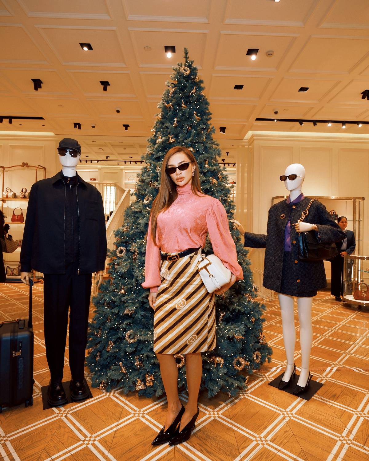 Kylie Verzosa combined a light pink silk twill wide-shoulder top with puff sleeves and a brown-beige diagonal GG velvet chenille pencil midi skirt. She completed the look with a Gucci Half Horsebit medium shoulder bag and elegant Gucci 97 heeled pumps.
