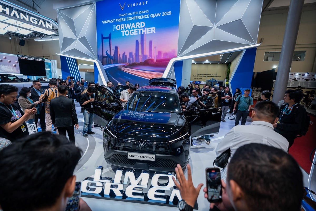 GUESTS take a close look at the Limo Green during its first public showing in Indonesia.