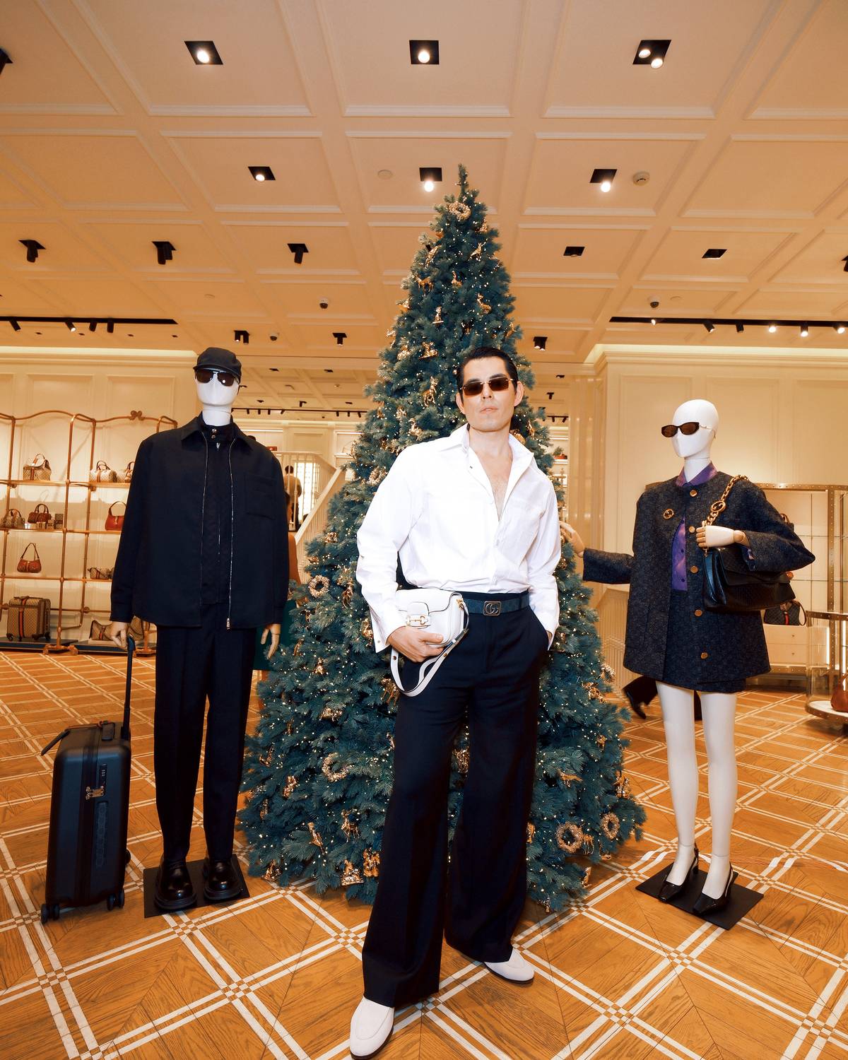 Mond Gutierrez sported a white heavy cotton popeline shirt, wool pants with selvedge detailing, a Gucci Horsebit 1955 Aura mini shoulder bag, a reversible GG Marmont belt and rectangular sunglasses.