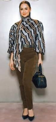 Marian Rivera paired a grey-brown silk print wide-shoulder top with heritage ribbon and puffed sleeves with textured brown velvet leggings. She accessorized with a Gucci Half Horsebit medium shoulder bag, sparkling 18k diamond Horsebit earrings, and chic Gucci Signoria slingback pumps.
