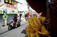 Cainta tears down illegal structures at sidewalks