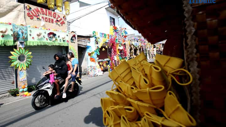 Cainta tears down illegal structures at sidewalks